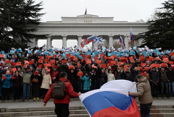 El 4 de marzo, el presidente ruso, Vladímir Putin, comentó por primera vez la posible adhesión de Crimea a Rusia, subrayando que solo los propios ciudadanos pueden determinar su destino. En la foto: habitantes de Sebastopol en la plaza Najimov confeccionan una bandera rusa con hojas de papel de colores en señal de apoyo a la decisión del Consejo Supremo de Crimea y del Ayuntamiento de Sebastopol de formar parte de Rusia. - Sputnik Mundo