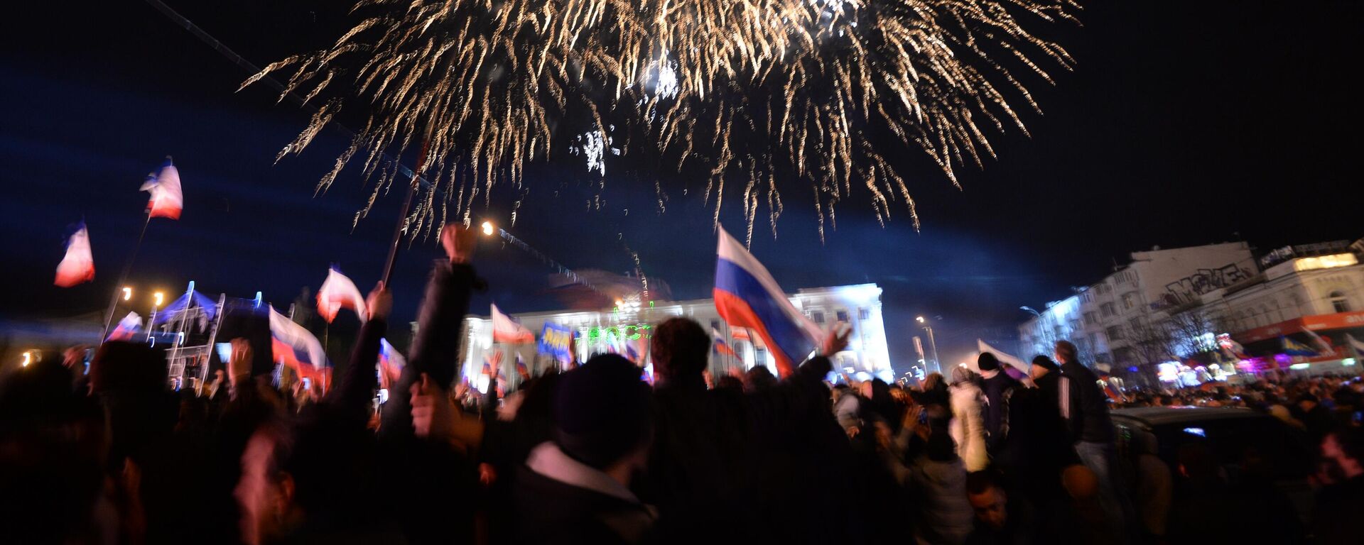 Жители Симферополя наблюдают праздничный фейерверк на площади Ленина  - Sputnik Mundo, 1920, 11.02.2025