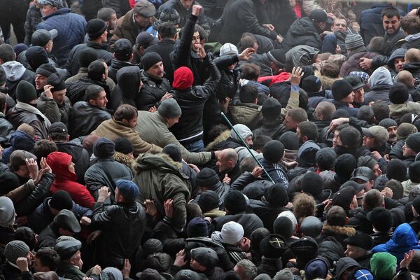 El 26 de febrero, los diputados de Crimea se reunieron para votar a favor de la independencia de la República Autónoma de Crimea de Ucrania. Una multitud de 15.000 personas, partidarios y opositores a esta decisión, se congregó frente al edificio del Consejo Supremo. A mediodía, el ambiente se exacerbó y estalló una contienda multitudinaria, a consecuencia de la cual dos personas murieron y otras 35 resultaron heridas. En la foto: participantes en la concentración frente al edificio del Consejo Supremo de Crimea en Simferópol. - Sputnik Mundo