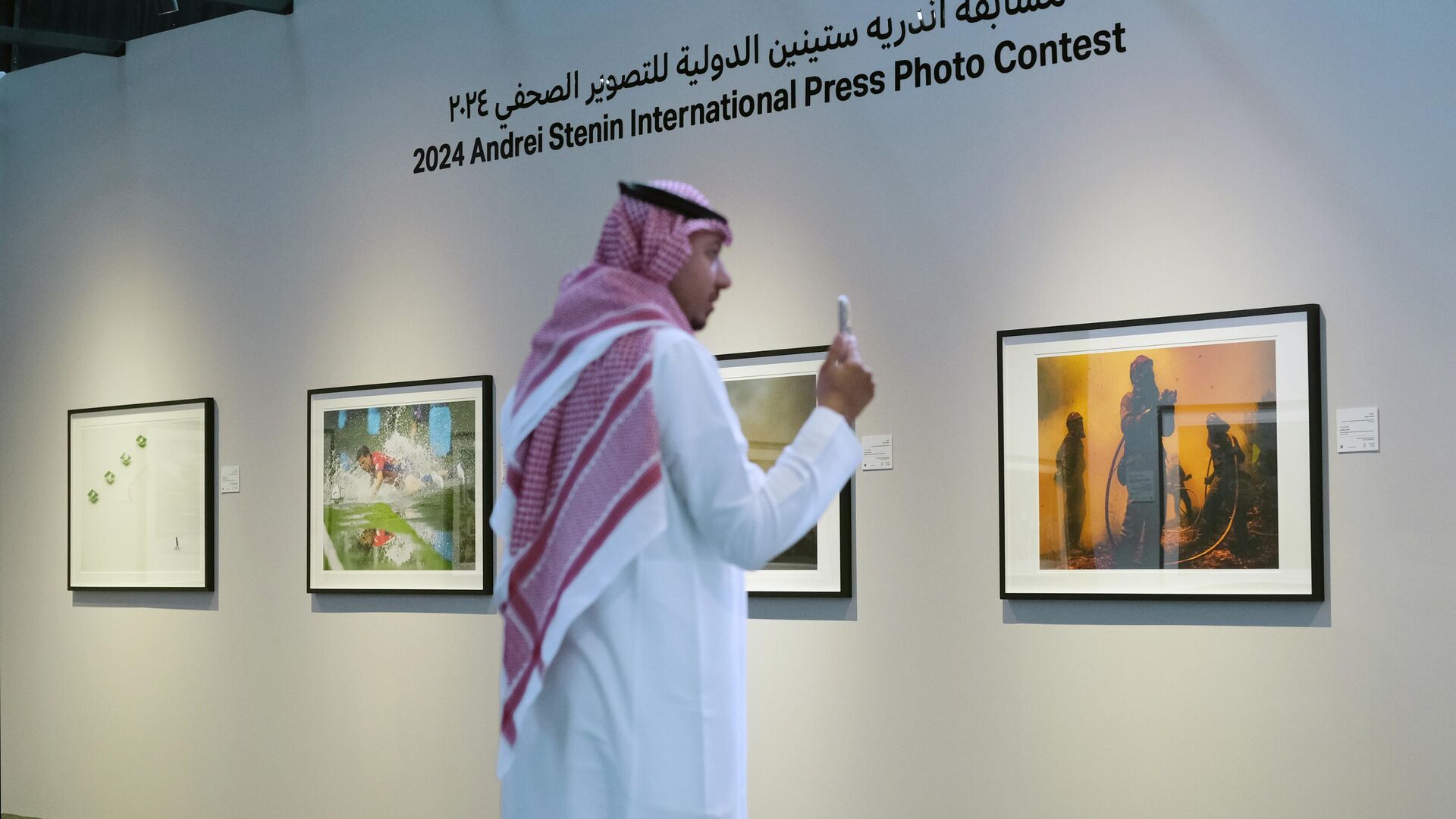 Inauguran muestra de fotos de ganadores del concurso Andréi Stenin en urbe emiratí Sarja Inauguran muestra de fotos de ganadores del concurso Andréi Stenin en urbe emiratí Sarja - Sputnik Mundo, 1920, 28.02.2024