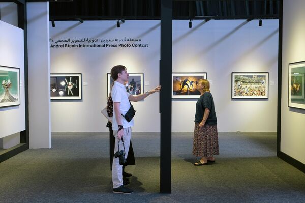 Inauguran muestra de fotos de ganadores del concurso Andréi Stenin en urbe emiratí Sarja Inauguran muestra de fotos de ganadores del concurso Andréi Stenin en urbe emiratí Sarja - Sputnik Mundo
