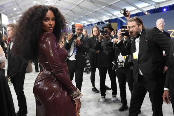 La cantante estadounidense Ciara llega a la 30ª edición de los Screen Actors Guild Awards (Premios del Sindicato de Actores) en Los Ángeles. - Sputnik Mundo