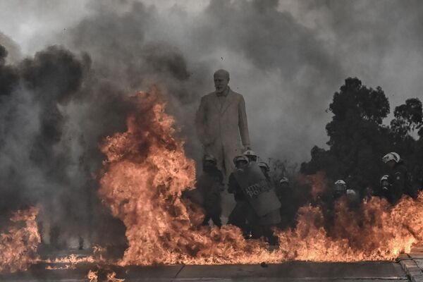 Bombas incendiarias explotan cerca de un grupo de policías antidisturbios durante una manifestación, en medio de una huelga de 24 horas en el centro de Atenas, Grecia. Los trabajadores de todo el país fueron a hacer huelga el 28 de febrero de 2024, para exigir respuestas un año después del accidente de tren más mortífero del Estado, en el que murieron 57 personas y decenas más resultaron heridas. - Sputnik Mundo