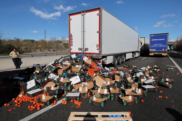 Agricultores españoles bloquean una carrera que une España con Francia en la región de Cataluña. Los manifestantes exigen un cambio en la política agraria europea, así como la suspensión de las numerosas restricciones ambientales y de la importación descontrolada de alimentos extranjeros baratos. - Sputnik Mundo