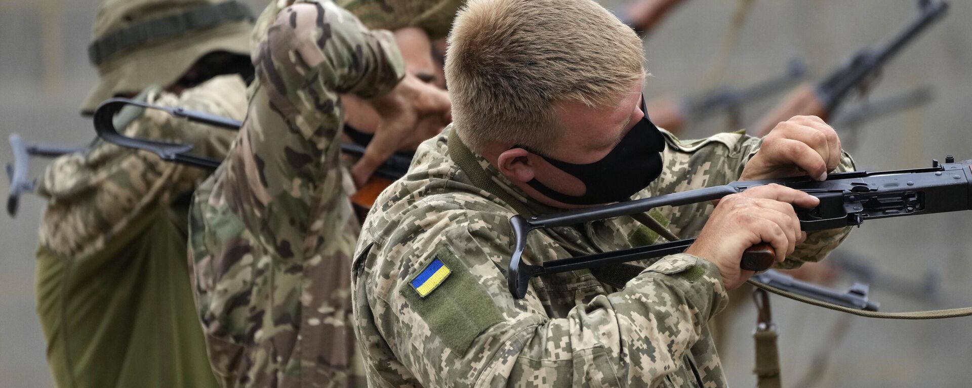 Reclutas militares voluntarios ucranianos participan en un ejercicio de batalla urbana mientras son entrenados por las Fuerzas Armadas británicas en una base militar en el sur del Reino Unido, el 15 de agosto de 2022 - Sputnik Mundo, 1920, 05.07.2024