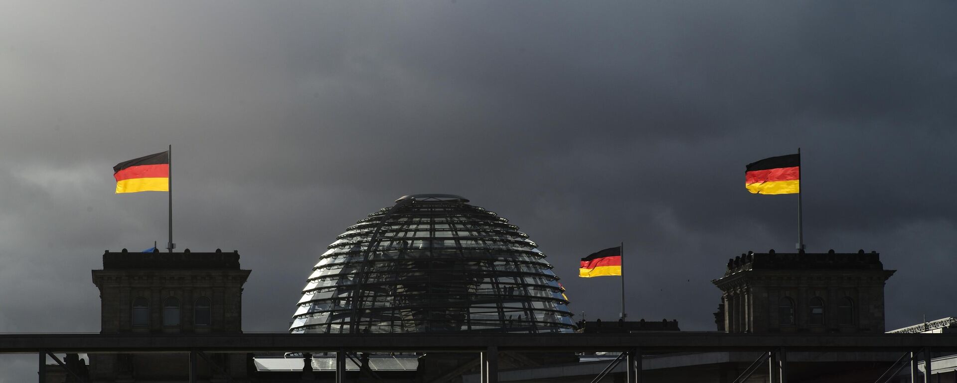 Las banderas nacionales alemanas toman el sol en lo alto del edificio del Parlamento alemán en Berlín, Alemania - Sputnik Mundo, 1920, 28.07.2024