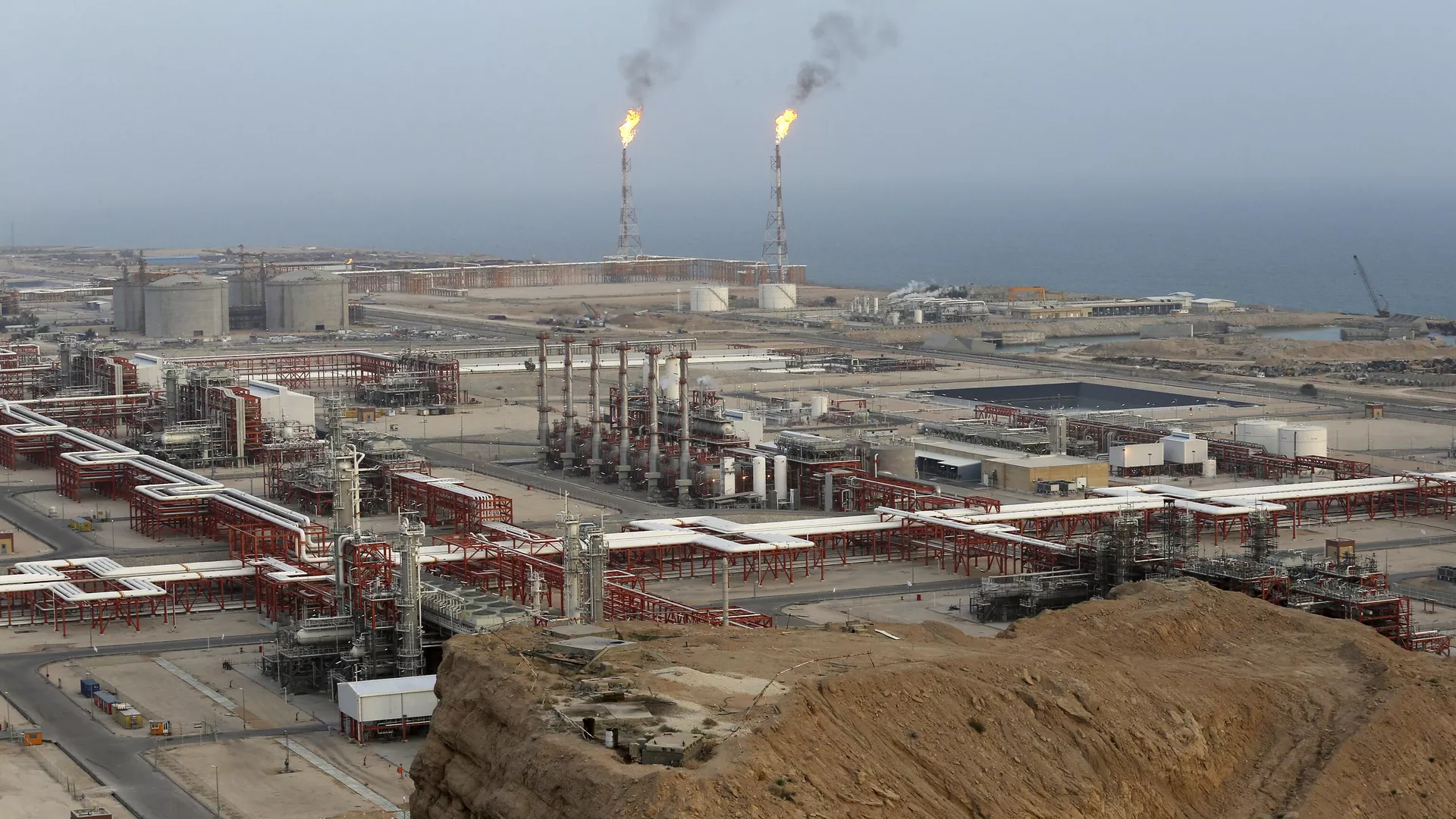 Vista de una refinería de gas natural en el yacimiento de gas de South Pars, en la costa septentrional del Golfo Pérsico, en Irán