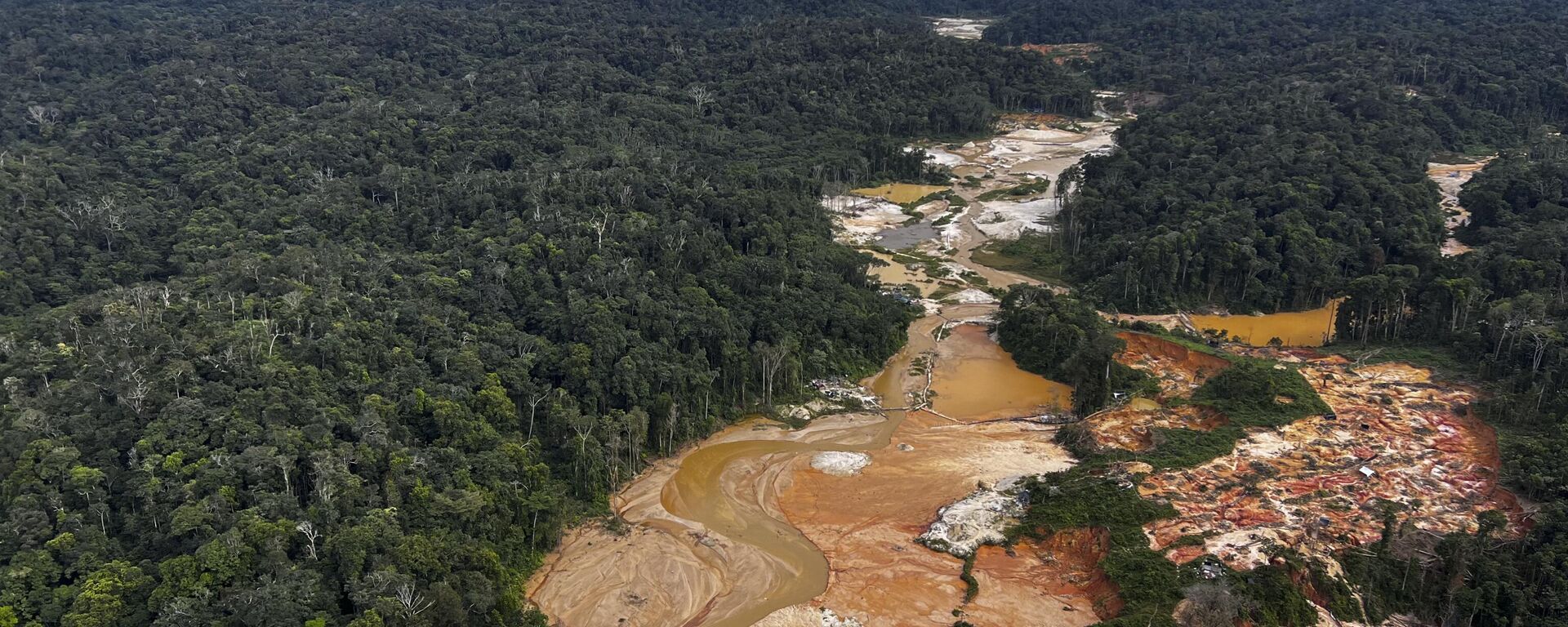 Toma aérea de una mina ilegal en Brasil, en la zona de los indígenas Yanomami - Sputnik Mundo, 1920, 04.03.2024