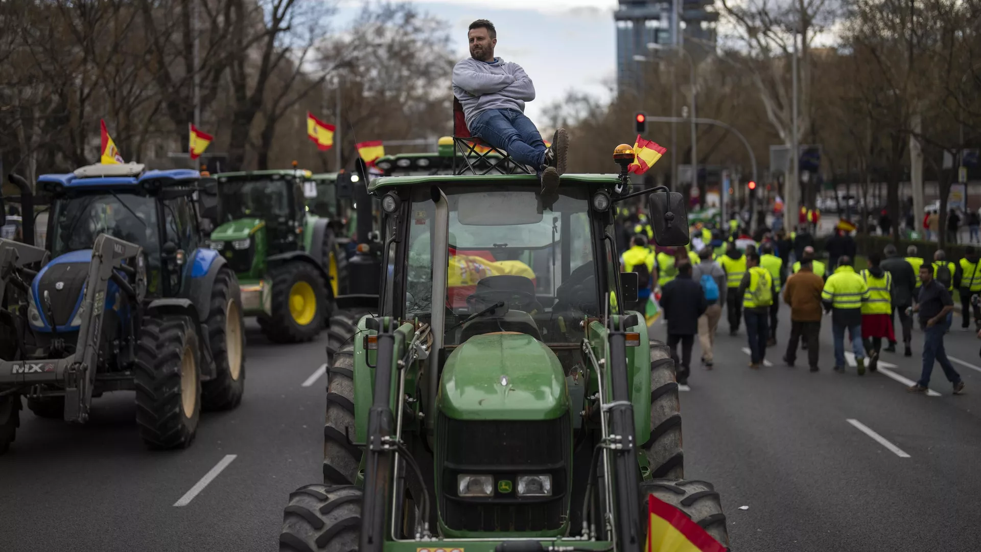 Un agricultor se sienta encima de un tractor durante una protesta ante la sede del Parlamento Europeo en Madrid, España, el 26 de febrero de 2024 Un agricultor se sienta encima de un tractor durante una protesta ante la sede del Parlamento Europeo en Madrid, España, el 26 de febrero de 2024 - Sputnik Mundo, 1920, 17.03.2024