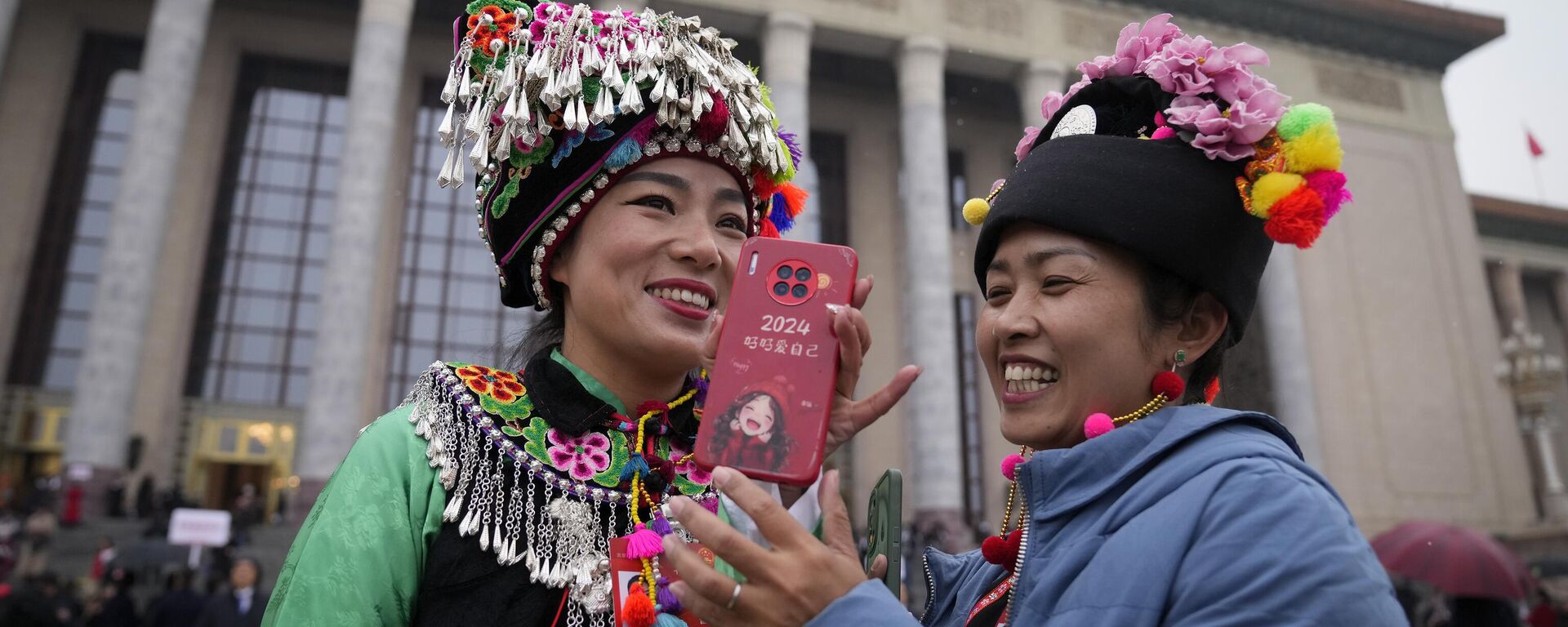 Mujeres cerca del Gran Salón del Pueblo tras asistir a la inauguración de la Asamblea Popular Nacional  en Beijing - Sputnik Mundo, 1920, 05.03.2024