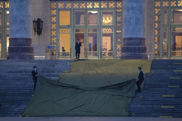 Los legisladores debaten cuestiones relacionadas con la modernización, el fortalecimiento de nuevas fuerzas productivas de calidad, el empleo, el comercio internacional y los proyectos de inversión, incluidos los relacionados con la iniciativa la Franja y la Ruta, también conocida como Nueva Ruta de la Seda, así como el desarrollo del sector privado de la economía y el programa de seguridad social. - Sputnik Mundo