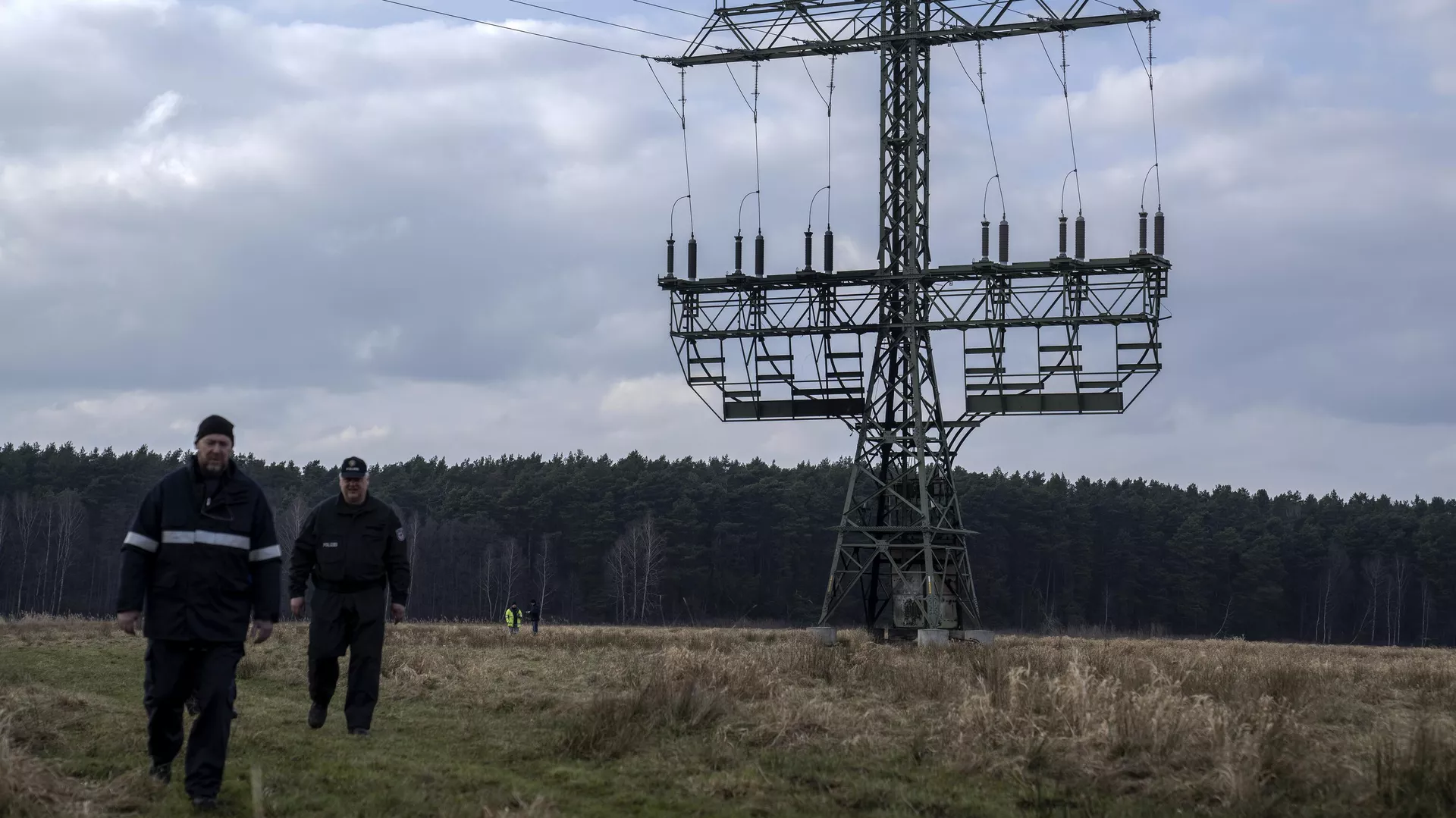 Agentes de Policía trabajan junto a un pilón dañado cerca de la 'gigafábrica' de Tesla para coches eléctricos en Gruenheide, cerca de Berlín, Alemania, el 5 de marzo de 2024 