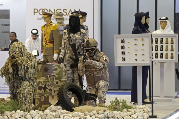 Además, al margen de la exposición tiene lugar la Conferencia de Comandantes Navales de Oriente Medio sobre las oportunidades de crecimiento económico en el contexto de los retos de seguridad y sus implicaciones globales.En la foto: pabellón de equipos de protección para militares y policías. - Sputnik Mundo