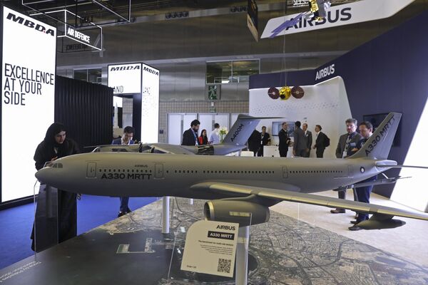 En particular, la fragata rusa Marshal Shaposhnikov, de la Flota del Pacífico de Rusia, toma parte de la Exposición Internacional de Defensa Naval de Doha.En la foto: maqueta del avión cisterna Airbus A330 MRTT. - Sputnik Mundo