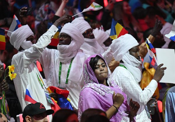 Espectadores en la ceremonia de clausura del Festival Mundial de la Juventud. - Sputnik Mundo