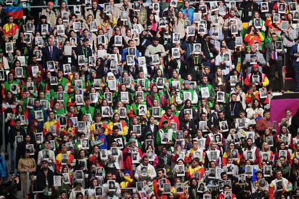 Uno de los momentos más emotivos de la ceremonia de clausura fue el Regimiento Inmortal. Los integrantes del evento, incluidos los extranjeros, portaron en sus manos retratos de participantes en la Segunda Guerra Mundial. - Sputnik Mundo