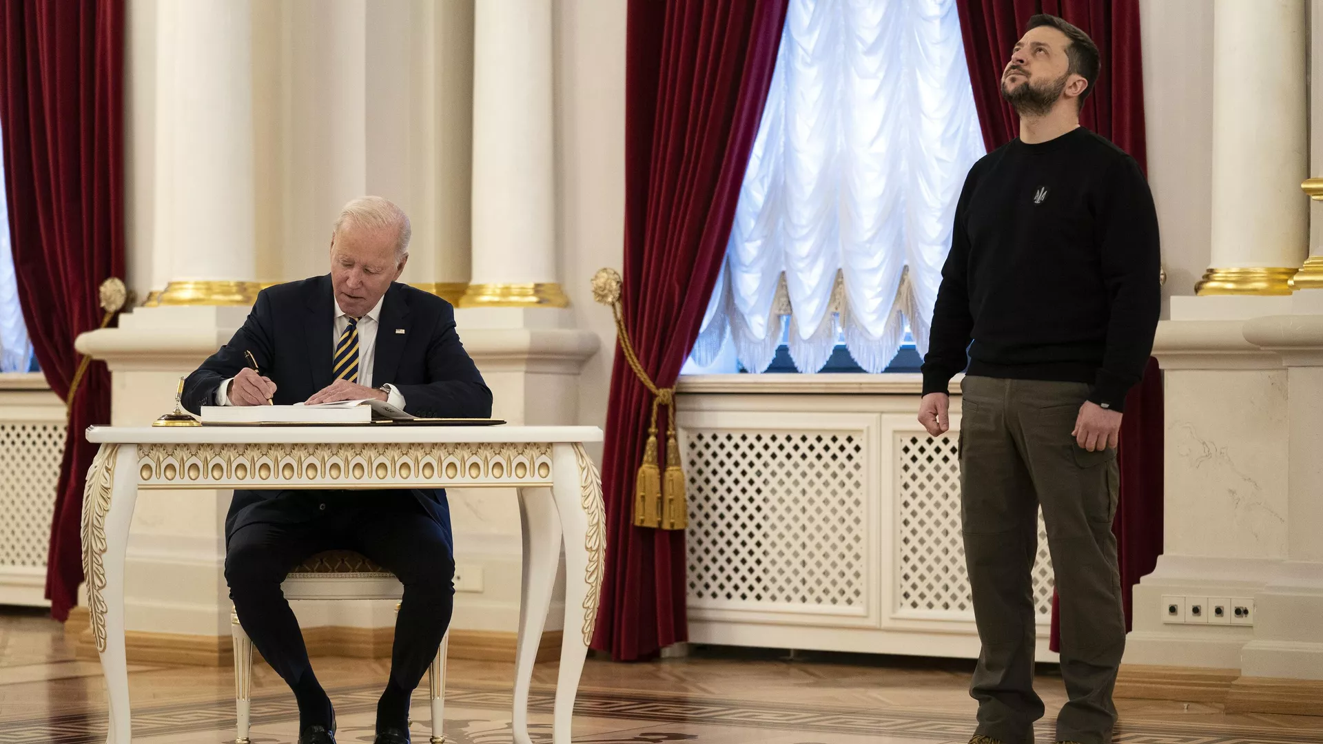 Joe Biden (izquierda) y Volodímir Zelenski (derecha) 