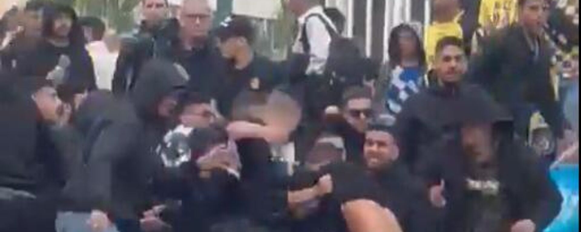 Hinchas israelíes del club Maccabi atacan en Grecia a un hombre por llevar una bandera palestina - Sputnik Mundo, 1920, 08.03.2024