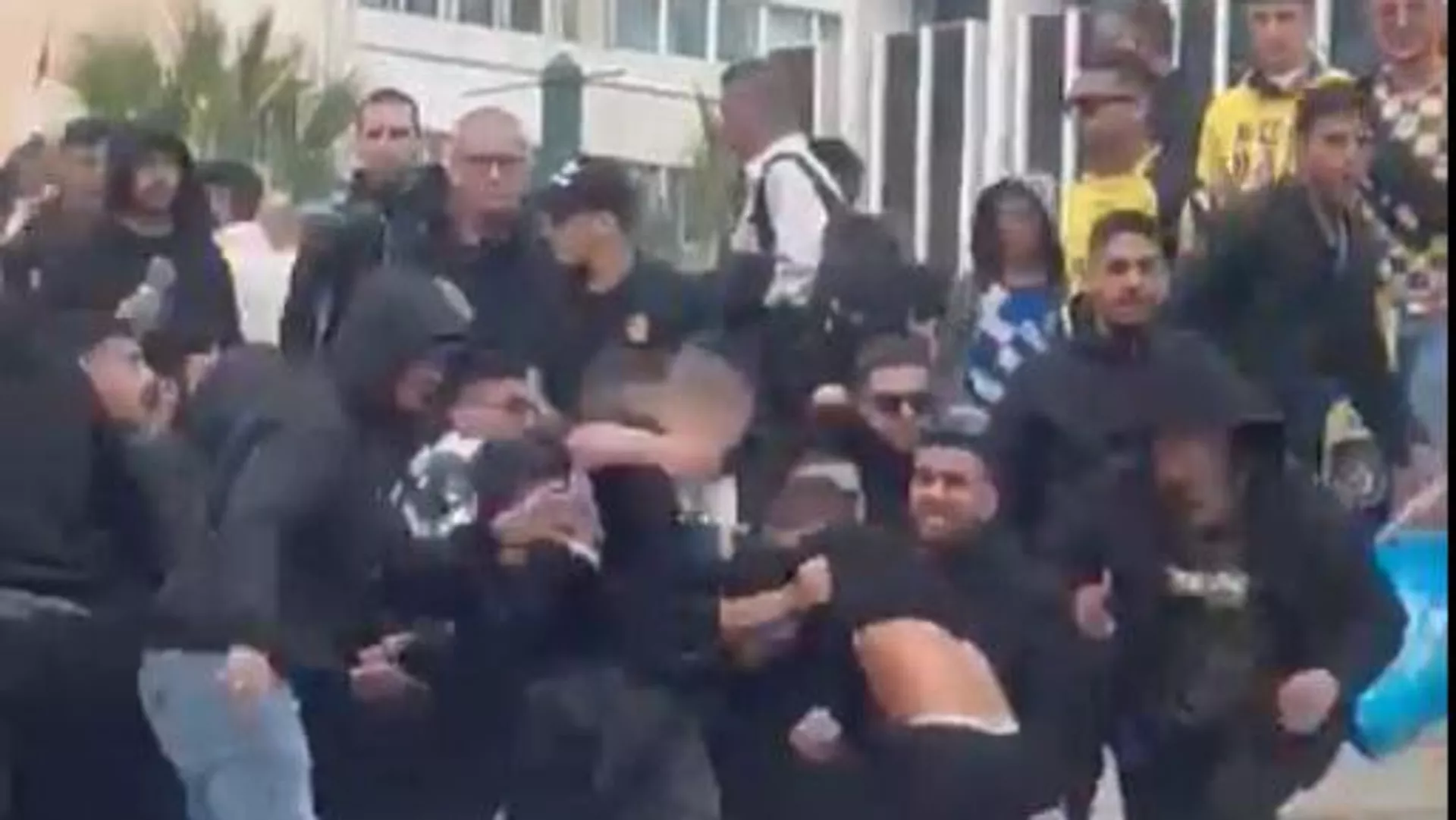 Hinchas israelíes del club Maccabi atacan en Grecia a un hombre por llevar una bandera palestina Hinchas israelíes del club Maccabi atacan en Grecia a un hombre por llevar una bandera palestina - Sputnik Mundo, 1920, 08.03.2024