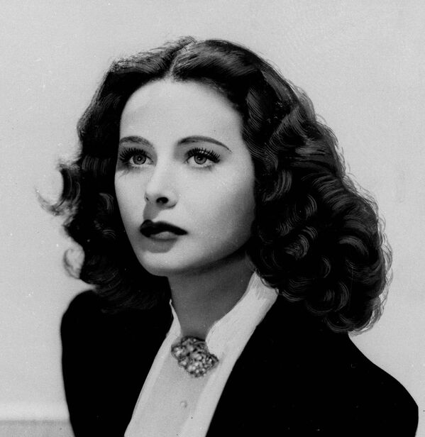 Hedy Lamarr, estrella de Hollywood en los años 30 y 40, era considerada la mujer más bella del mundo. Pero ella veía su belleza como una maldición: era adorada como actriz y símbolo sexual, pero no como científica. Sin embargo, Lamarr no abandonó sus empeños científicos, y gracias a ella surgieron no solo el Wi-Fi y el Bluetooth, sino también el sistema de comunicaciones por satélite que utilizan las FFAA de EEUU. - Sputnik Mundo