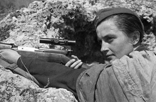 Liudmila Pavlichenko fue una legendaria francotiradora soviética de la Segunda Guerra Mundial que alcanzó a 309 soldados y oficiales enemigos. Héroe de la batalla de Sebastopol y de la liberación de Odesa, fue invitada personalmente a EEUU por el presidente Franklin D. Roosevelt y se dirigió al pueblo estadounidense en Chicago. - Sputnik Mundo