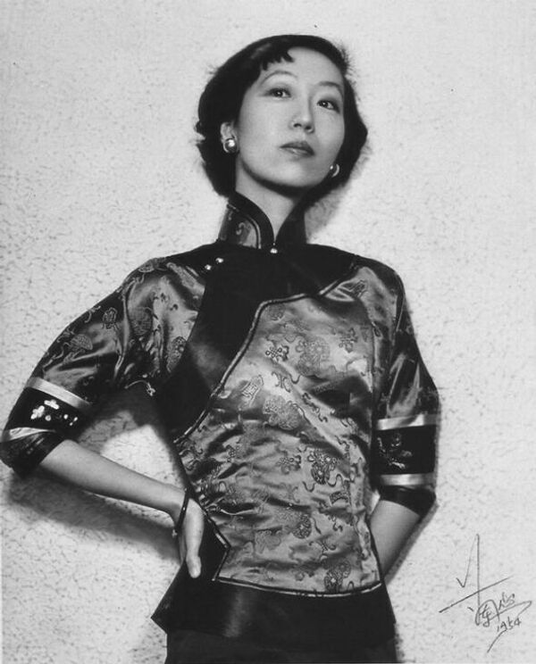 Eileen Chang fue una escritora china generalmente considerada una de las mayores figuras literarias chinas de su época, conocida por su descripción de la vida en Shanghái y Hong Kong en la década de 1940. Las obras de la escritora reflejan la cambiante posición de la mujer en la familia y la sociedad en el siglo XX. El rico legado de Chang nos ayuda a contemplar el problema del movimiento feminista de mediados del siglo XX desde una perspectiva diferente. - Sputnik Mundo