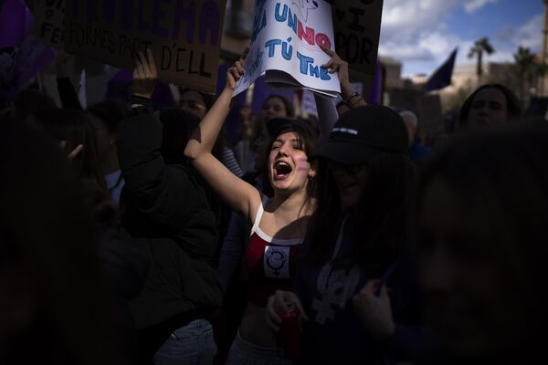 Una joven con una pancarta durante una movilización del 8M contra la desigualdad, brecha salarial y violencia de género en Barcelona, España. - Sputnik Mundo