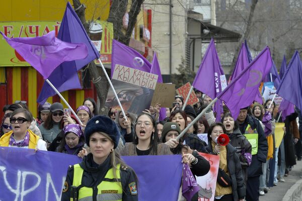 El morado es uno de los colores principales del Día Internacional de la Mujer, ya que simboliza la dignidad y la justicia.En la foto: las mujeres salen a las callas de la ciudad de Biskek, Kirguistán. - Sputnik Mundo