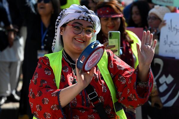 Una mujer participa en una concentración con motivo del Día Internacional de la Mujer en Islamabad, Pakistán. - Sputnik Mundo