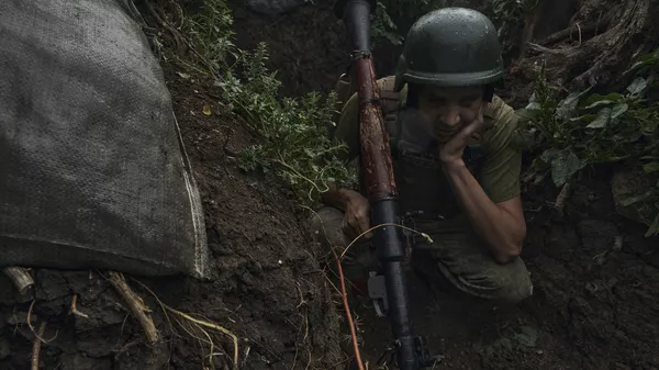 Un soldado ucraniano en la región de Zaporozhie (archivo) - Sputnik Mundo