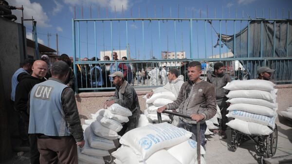 Equipo de la Agencia de Naciones Unidas para los Refugiados de Palestina en Oriente Medio trabajando en la distribución de alimentos en la Franja de Gaza - Sputnik Mundo