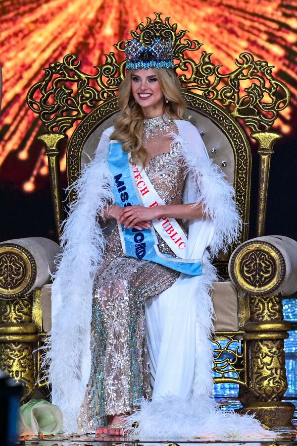 Pishkova tiene 25 años, estudia Derecho y Administración de Empresas, y además habla cuatro idiomas: alemán, polaco, eslovaco e inglés. - Sputnik Mundo