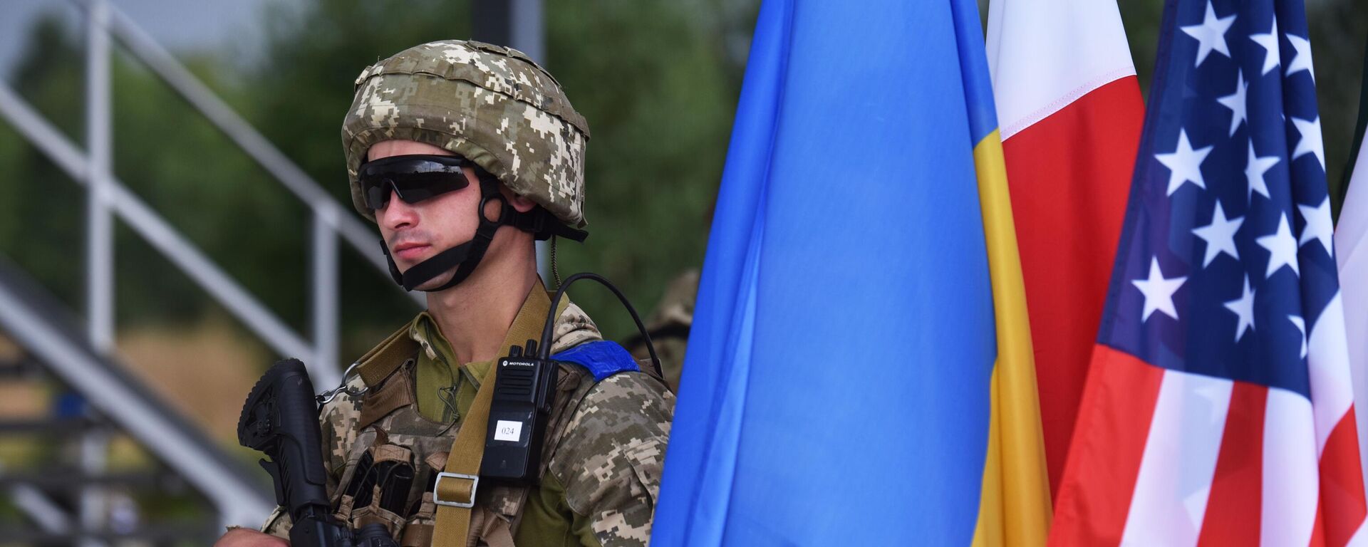 Un militar, que participa en las maniobras de las FFAA de Ucrania y de los países de la OTAN en la región de Leópolis - Sputnik Mundo, 1920, 09.05.2024