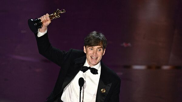 El actor irlandés Cillian Murphy levanta su Oscar tras ser premiado por 'Oppenheimer' - Sputnik Mundo