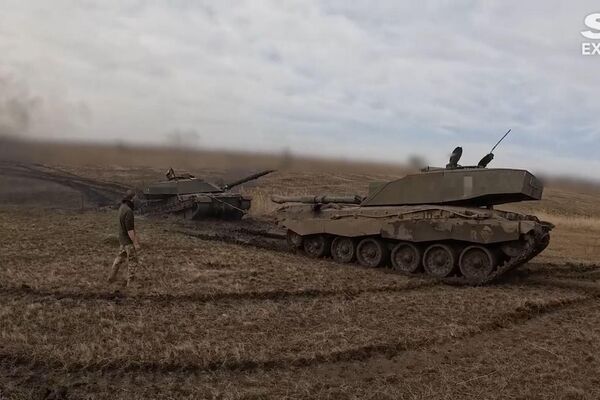 Tanque Challenger 2 atascado en el barro. - Sputnik Mundo