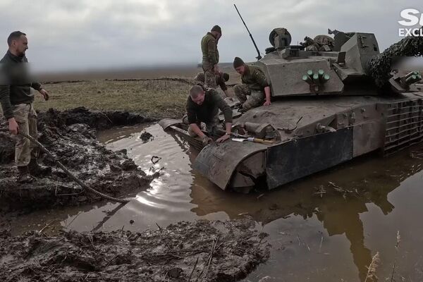 Tanque Challenger 2 atascado en el barro. - Sputnik Mundo