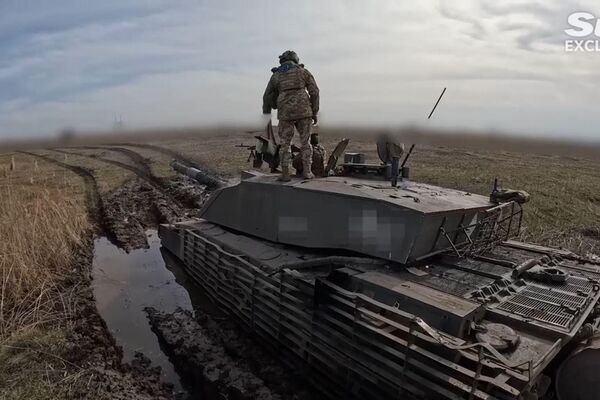 Tanque Challenger 2 atascado en el barro. - Sputnik Mundo