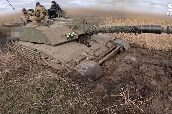 Tanque Challenger 2 atascado en el barro. - Sputnik Mundo