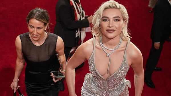 La actriz Florence Pugh en la alfombra roja de la 96ª edición de los Premios Óscar  en Los Ángeles - Sputnik Mundo