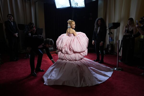 Hay cuatro normas generales, de las que una película debe cumplir dos, para ser nominada en la categoría de Mejor Película.En la foto: la cantante y actriz Ariana Grande. - Sputnik Mundo