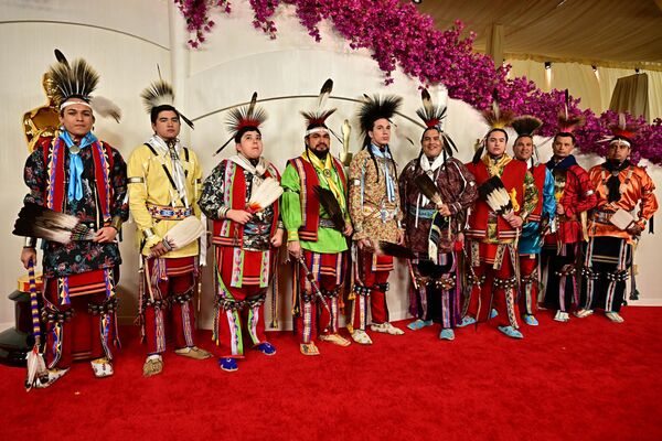 El principal triunfador del premio fue Oppenheimer, de Christopher Nolan.En la foto: los Osage singers and dancers asisten a la 96.ª edición de los Premios Óscar. - Sputnik Mundo