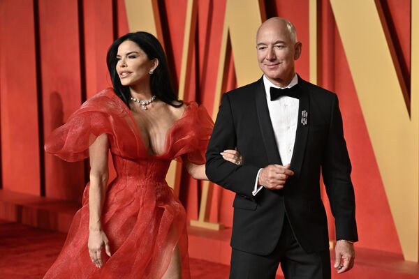 Como no es posible saber de antemano cuántos ganadores habrá, una vez anunciados los nominados, la academia de cine reúne un comité.En la foto: La reportera estadounidense Lauren Sanchez y el presidente ejecutivo de Amazon, Jeff Bezos. - Sputnik Mundo