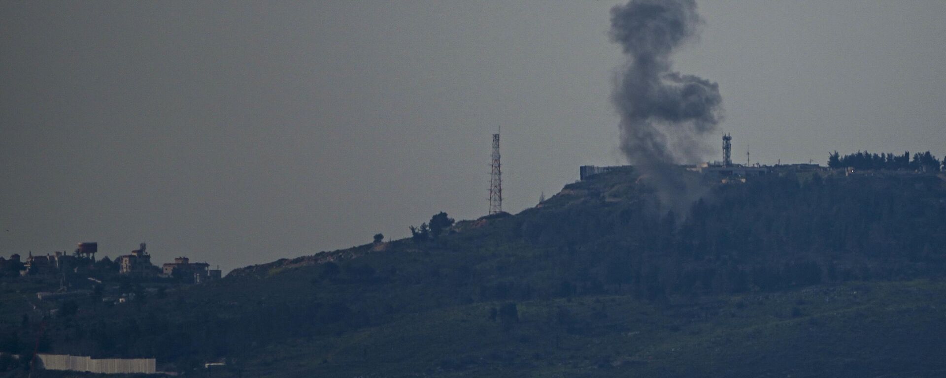 Humo elevándose en el norte de Israel tras un ataque con cohetes desde el sur del Líbano (archivo) - Sputnik Mundo, 1920, 25.08.2024