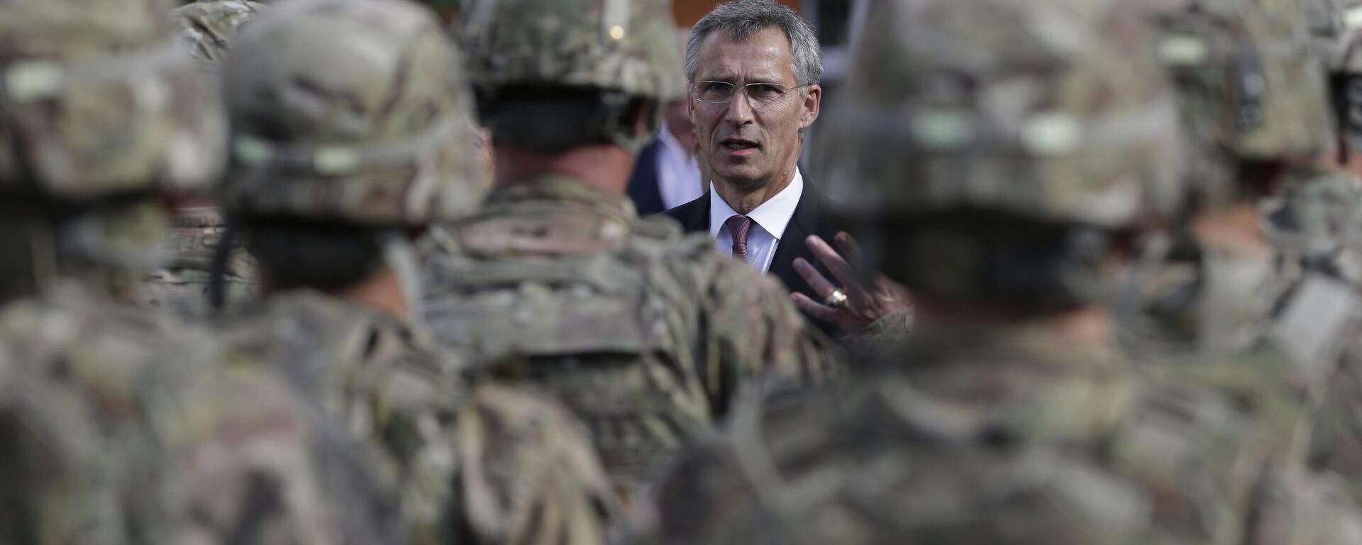 El secretario general de la OTAN, Jens Stoltenberg, conversa con soldados del Ejército estadounidense durante su visita a Praga (República Checa), el 9 de septiembre, 2015 - Sputnik Mundo, 1920, 13.03.2024