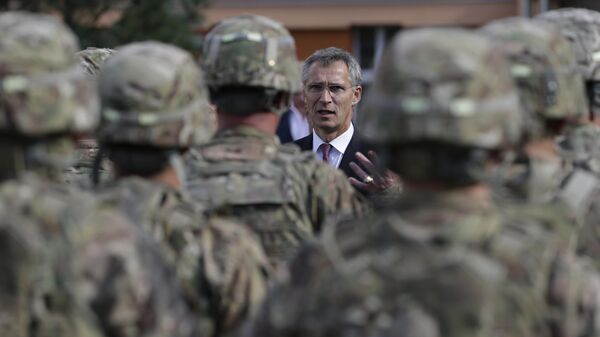 El secretario general de la OTAN, Jens Stoltenberg, conversa con soldados del Ejército estadounidense durante su visita a Praga (República Checa), el 9 de septiembre, 2015 - Sputnik Mundo