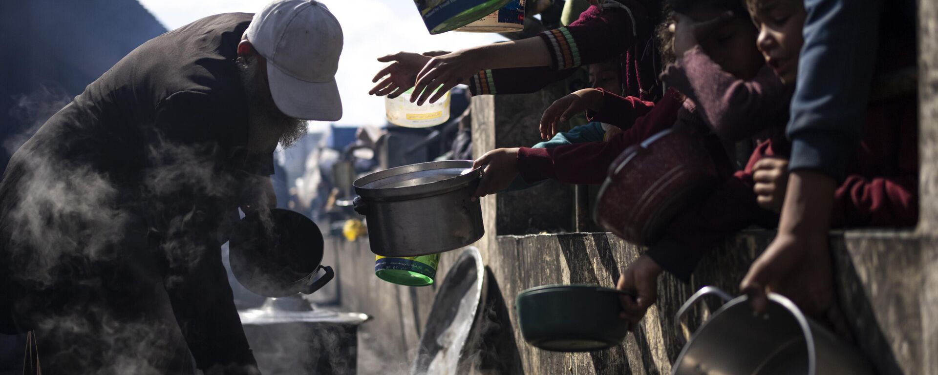 Niños palestinos esperan recibir alimentos en la ciudad de Rafah (archivo) - Sputnik Mundo, 1920, 18.09.2024