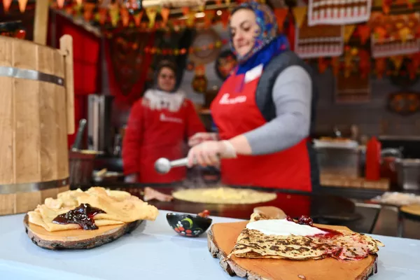 Приготовление блинов на фестивале Московская Масленица в Москве Приготовление блинов на фестивале Московская Масленица в Москве