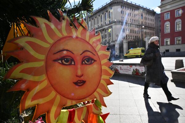 Decoración en forma de sol en la plaza Tverskaya. - Sputnik Mundo