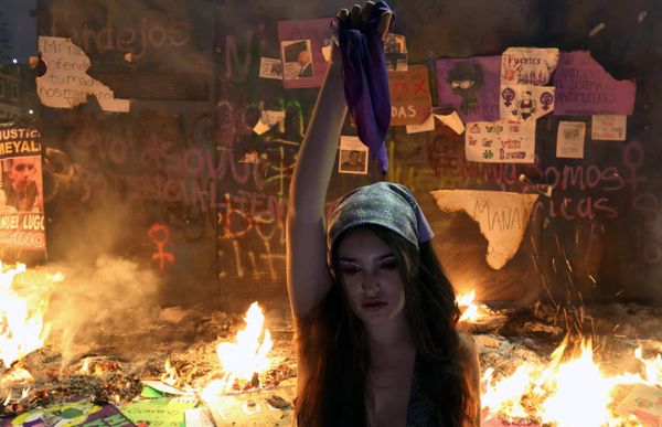 Una joven durante las manifestaciones del Día Internacional de la Mujer en Ciudad de México. - Sputnik Mundo