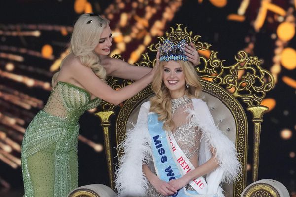 La ganadora del concurso de belleza Miss Mundo de 2024, que se celebró en la ciudad india de Mumbai, fue la checa Kristina Pishkova. En la foto: Karolina Bielawska, ganadora del certamen Miss Mundo 2022, pone la corona a la ganadora de Miss Mundo 2024, Kristina Pishkova, de la República Checa. - Sputnik Mundo